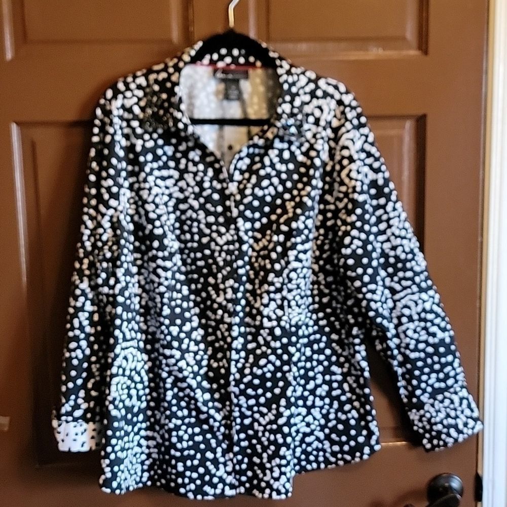 Lane Bryant- Blk/White long sleeved shirt, blk beading on collar. Size 20. NWT.